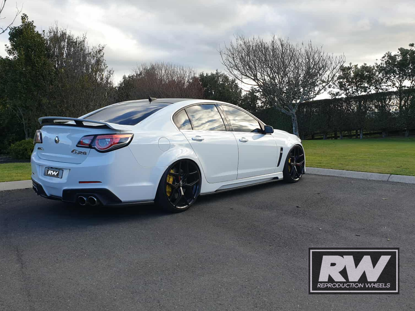 GEN-F2 GTSR SV Panorama 22 inch Gloss Black REPLICA Wheel & Tyre Package